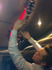 Johan spelar gitarr i hissen