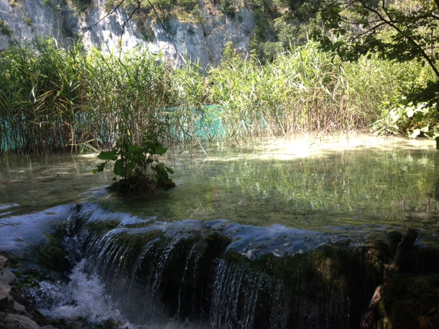 Litet vattenfall-Plitvice lakes